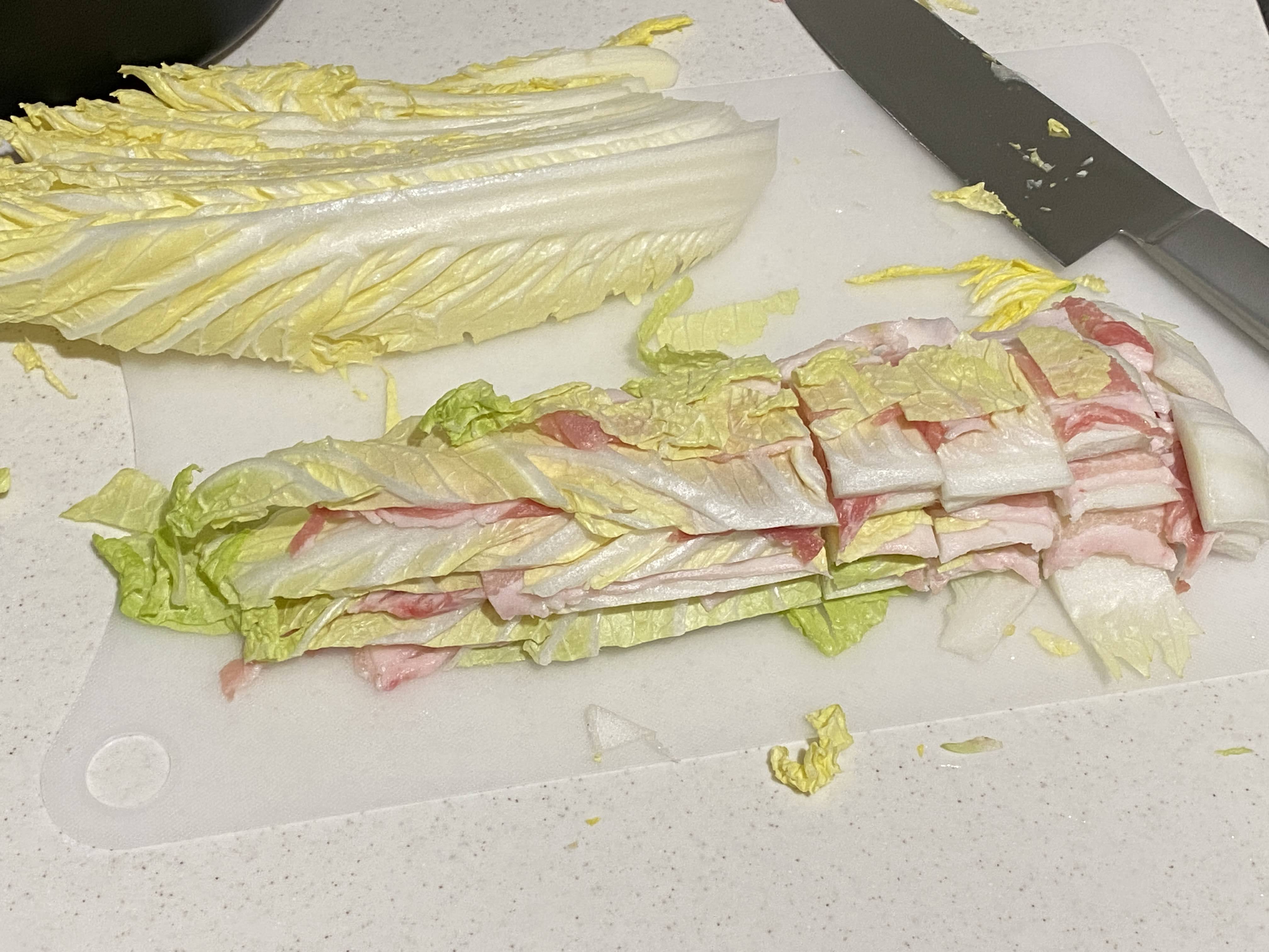 重ねた白菜と豚バラを鍋の深さに合わせて切ったところ
