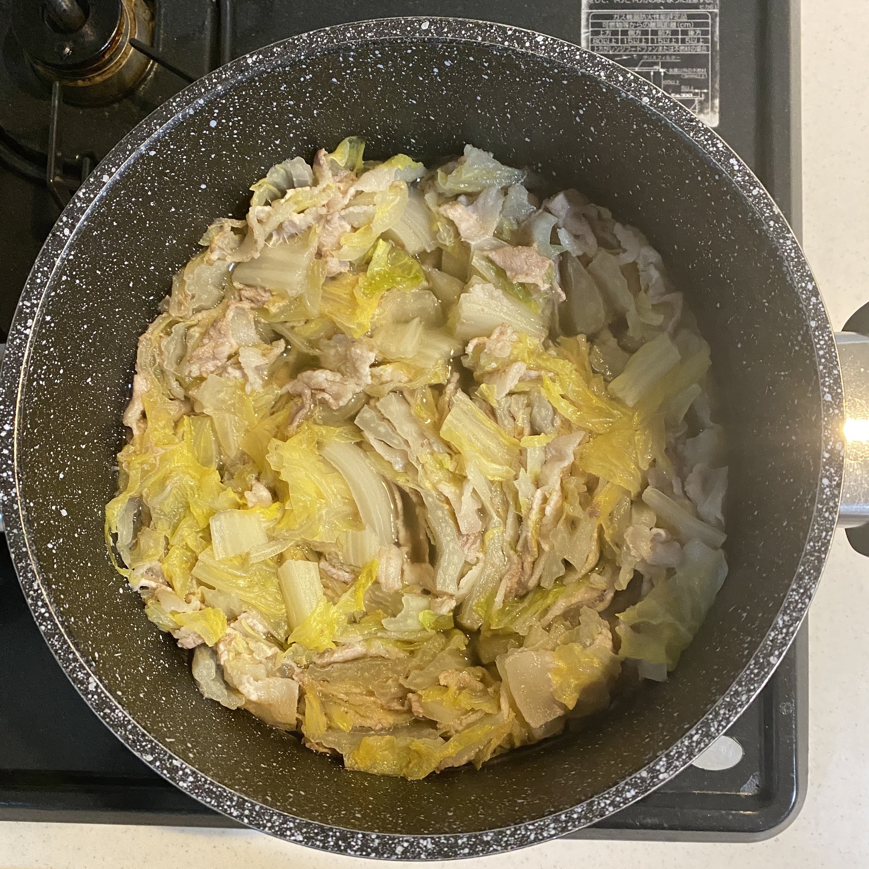 煮上がって白菜がしんなりした豚バラと白菜のミルフィーユ