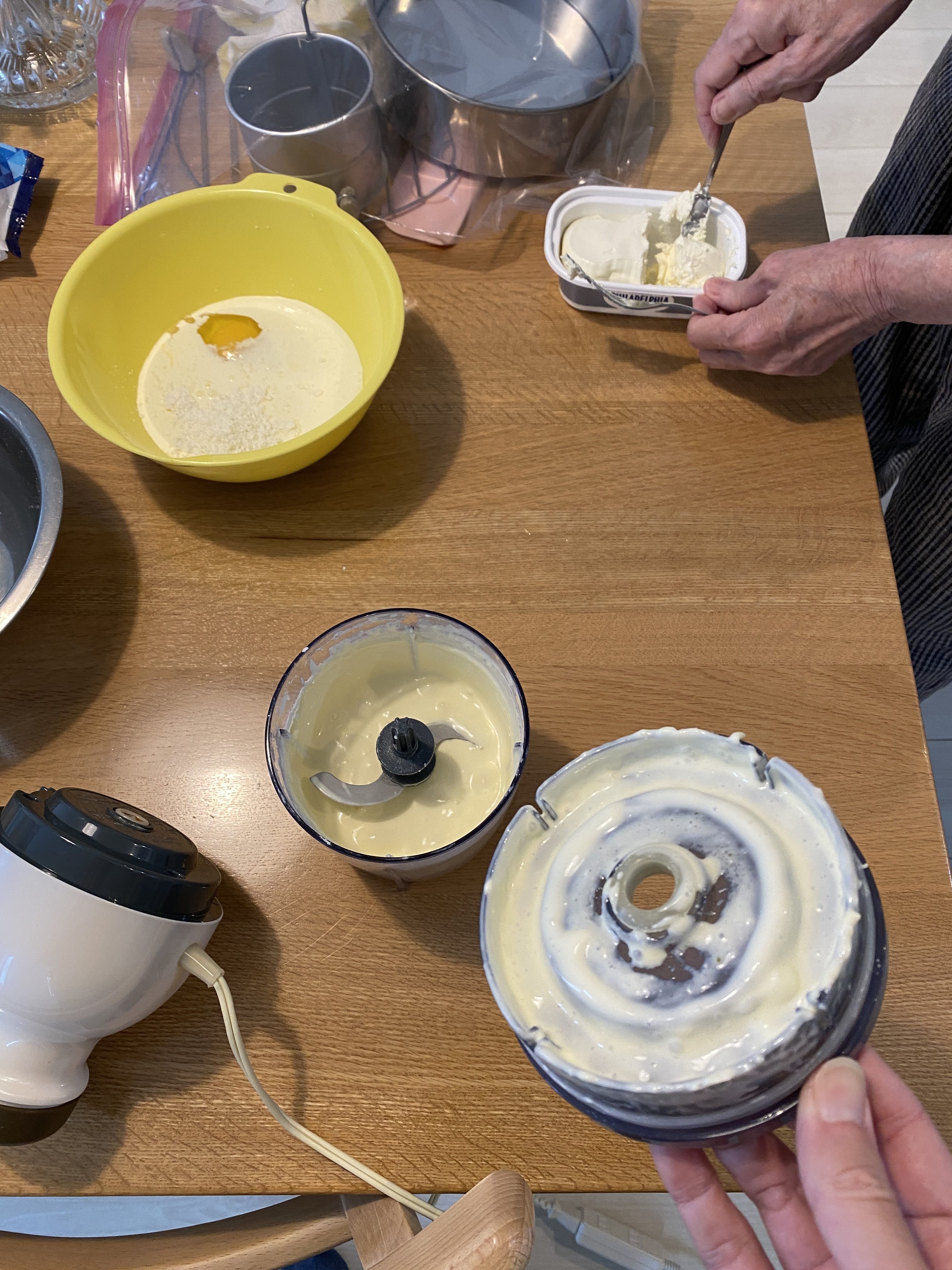 チーズケーキの材料を混ぜて生地を作っているところ