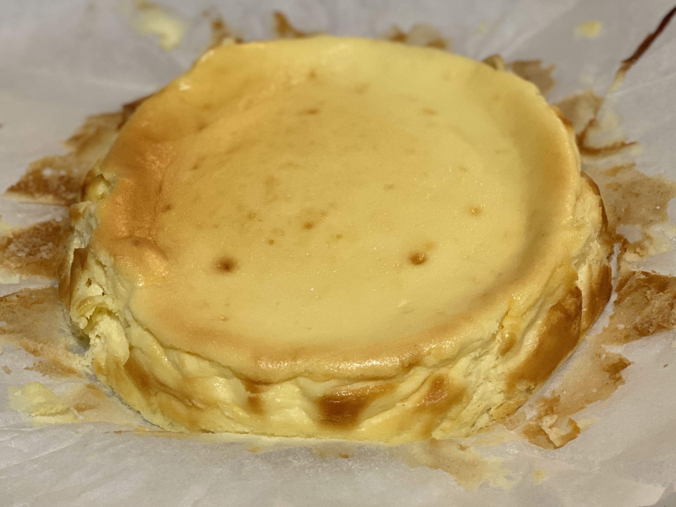 型から外したホールのチーズケーキ
