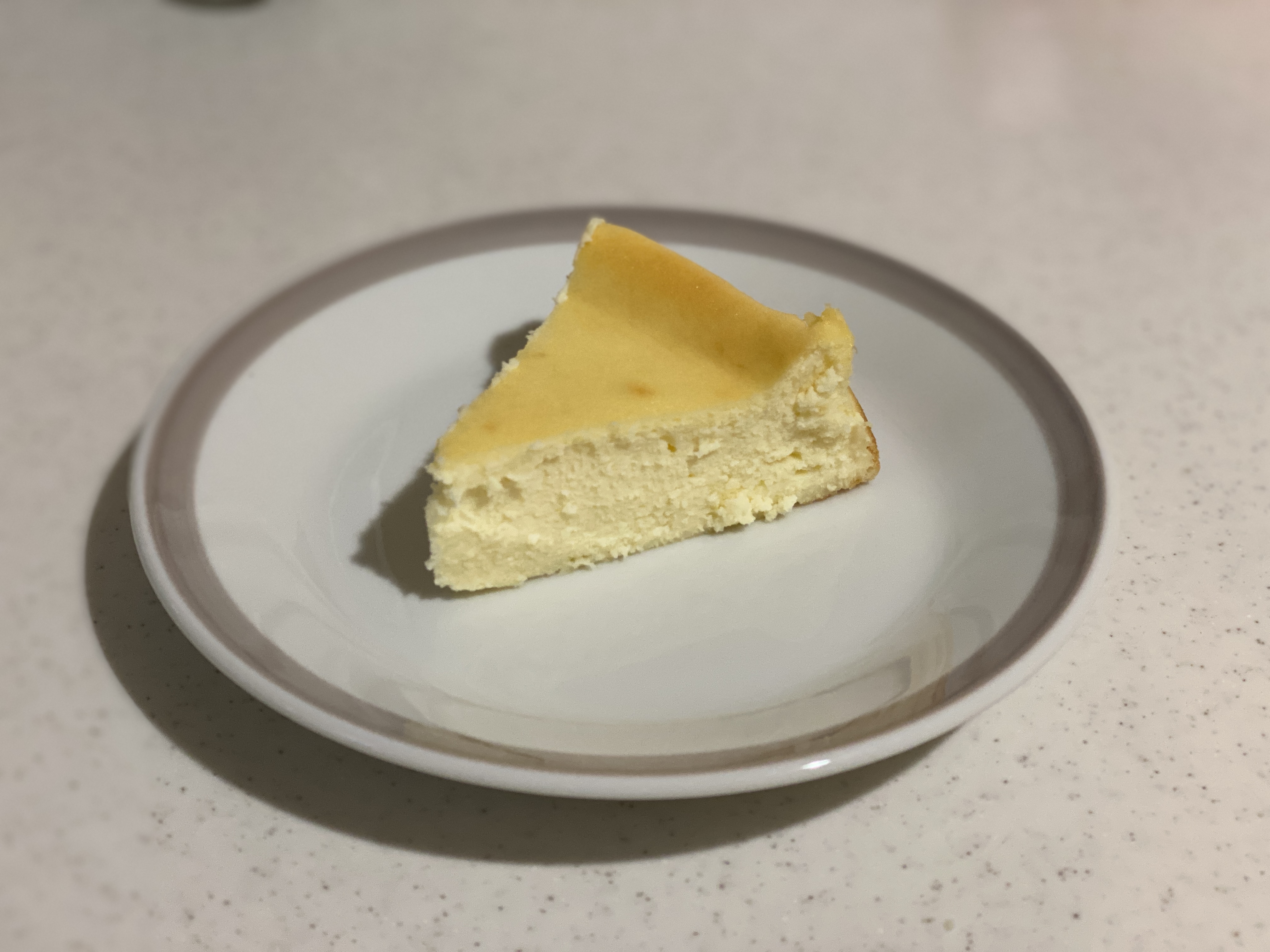 カットしてお皿に盛り付けたチーズケーキ