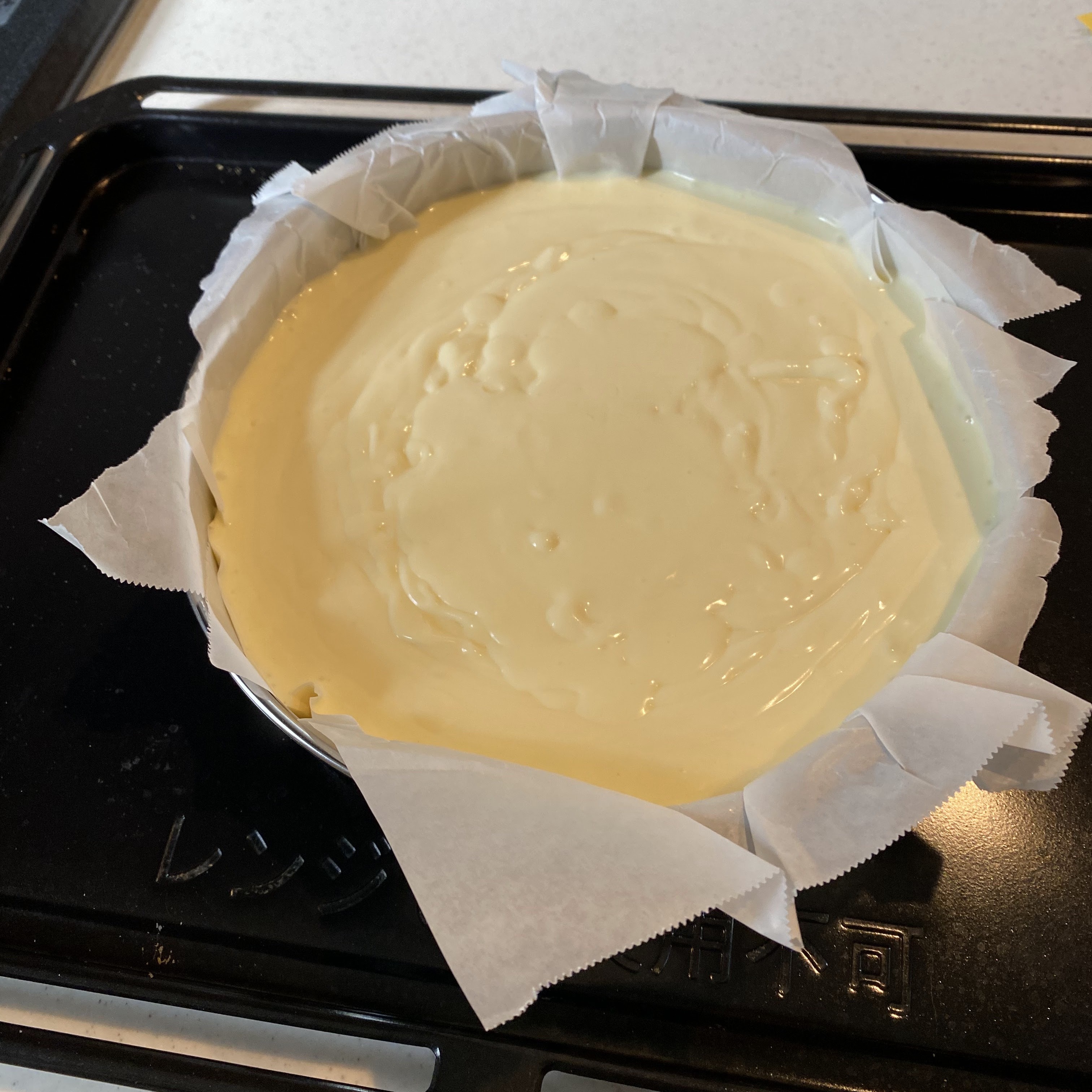 型に流し入れた焼く前のチーズケーキの生地