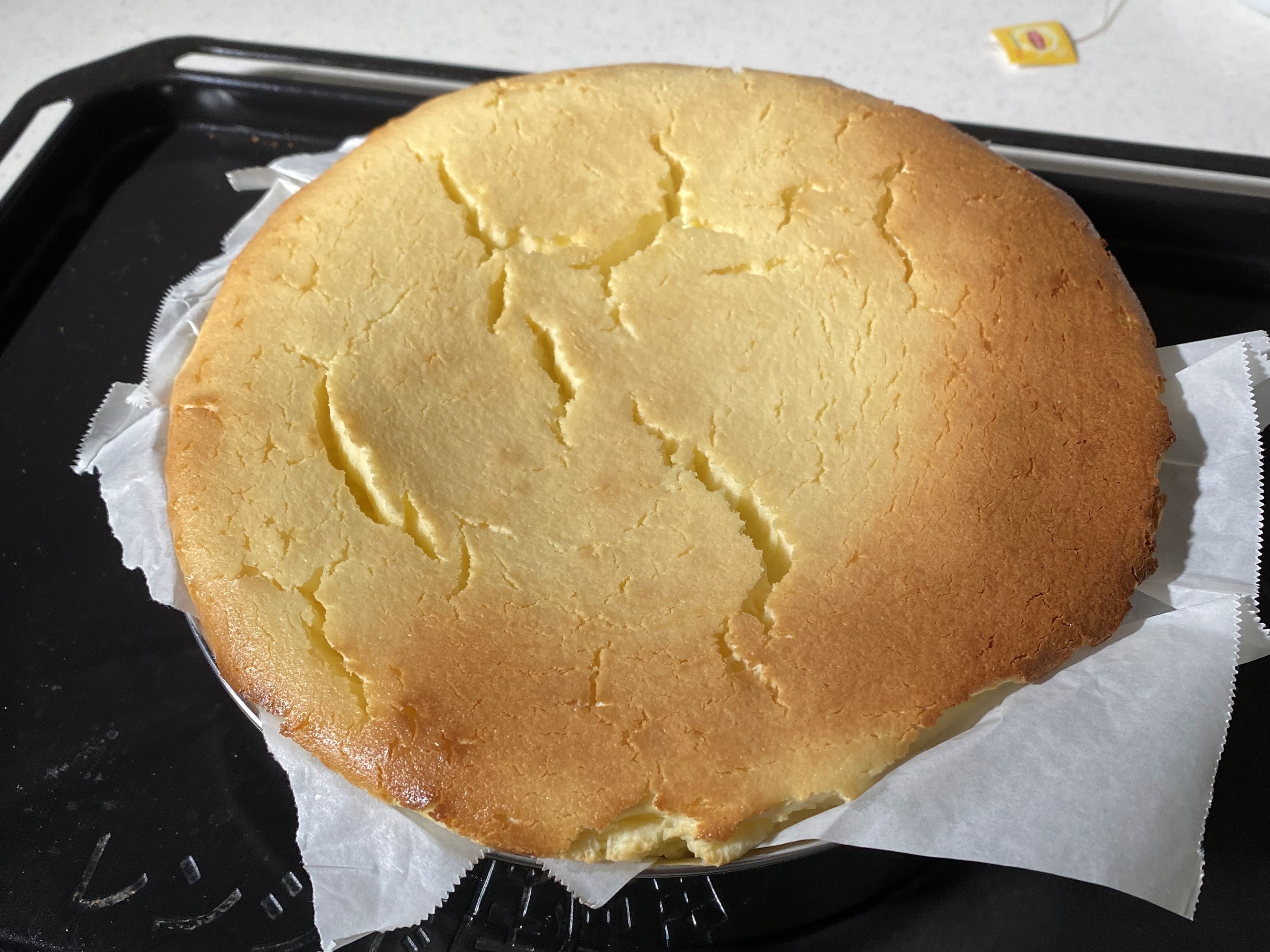 焼き色がついたチーズケーキ。表面にはひび割れが見える