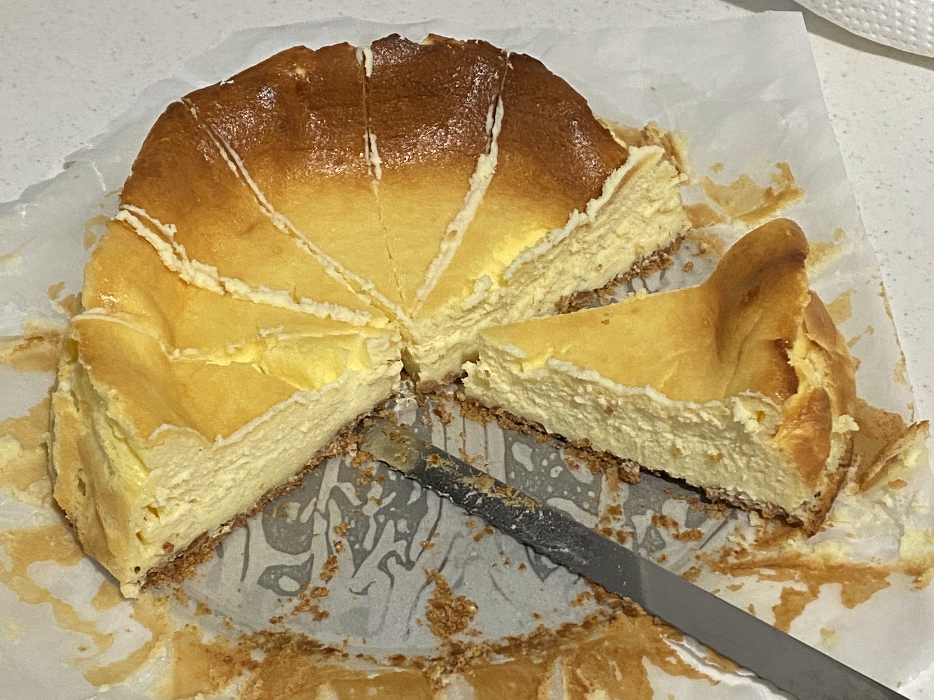 切り分けたチーズケーキと、底に敷いた節分の豆の層